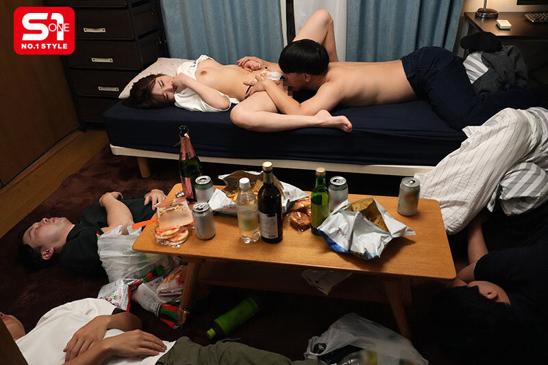 Cô gái trẻ Saika Kawakita bị ép uống say và bị hiếp tại nhà